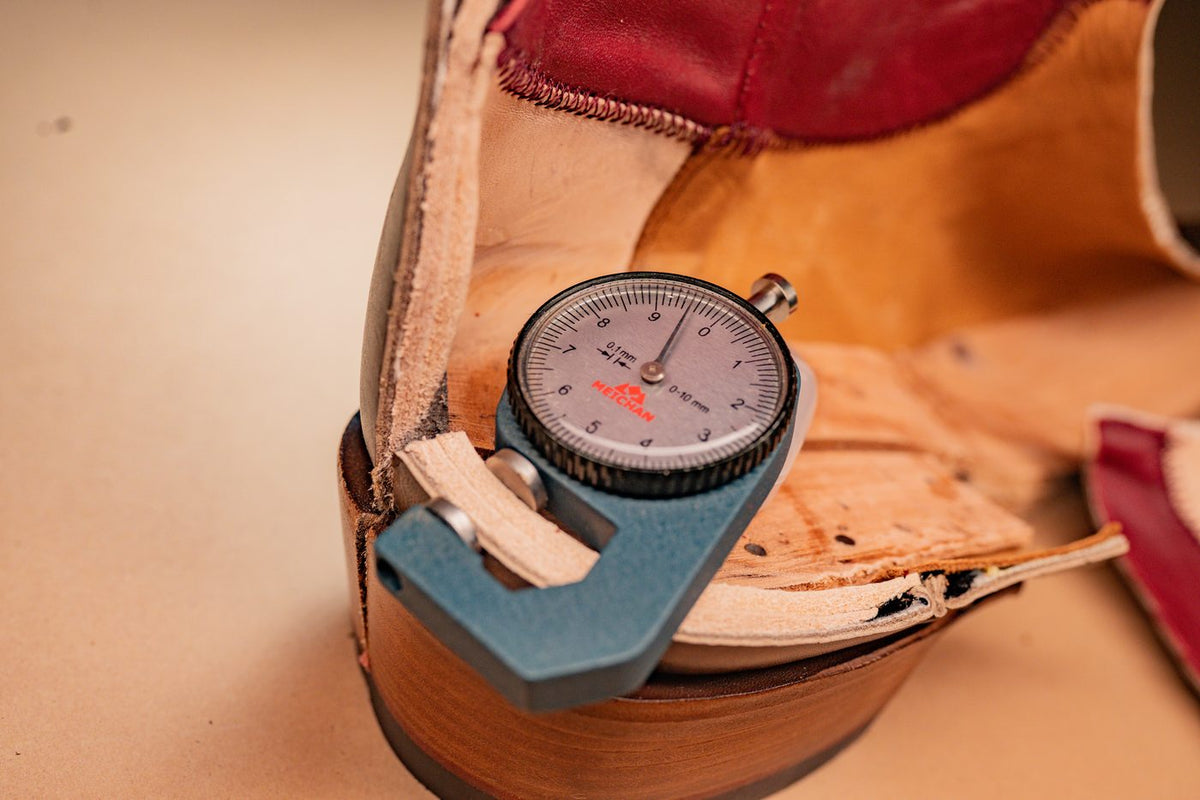 A thickness gauge on the double leather heel counter