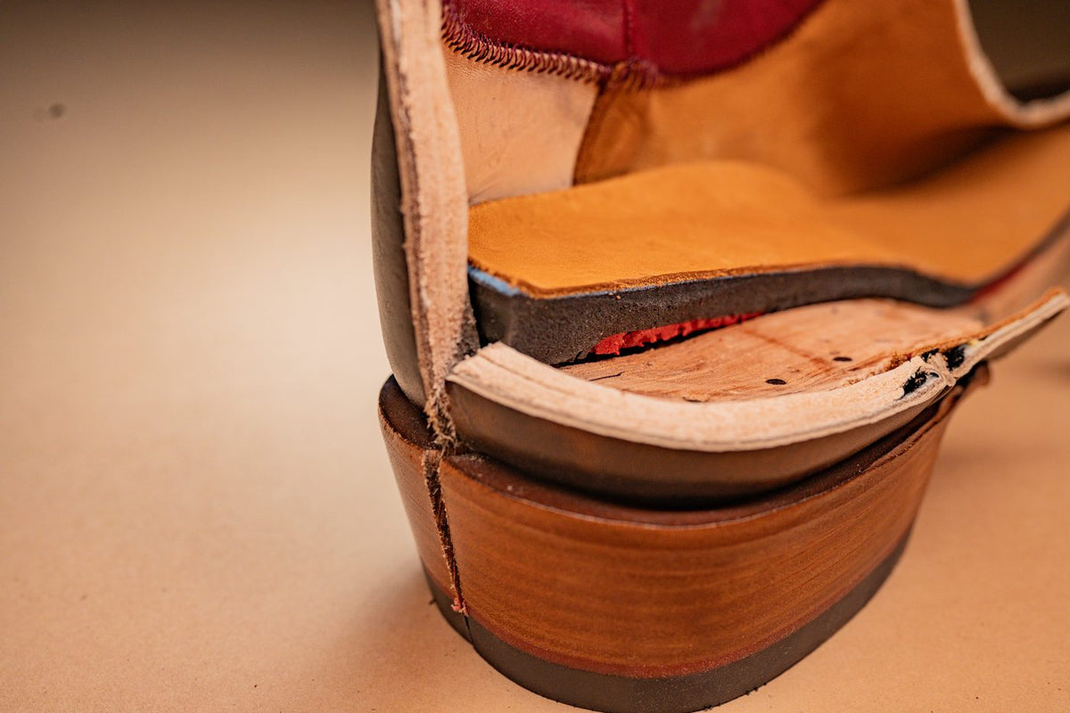 The comfort insole resting on the thick vegetable-tanned leather insole at the heel